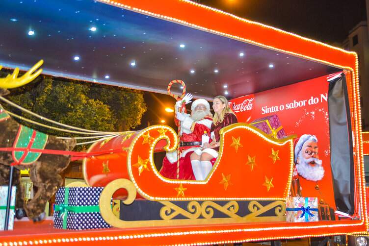 Papai Noel chega ao Ilha Plaza na Caravana do Natal Coca Cola