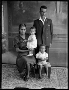 fotografias para divulgaÃ§Ã£o da exposiÃ§Ã£o "Assis Horta: Retratos" - EspaÃ§o Cultural BNDES.Pesquisa e curadoria: Guilherme Horta