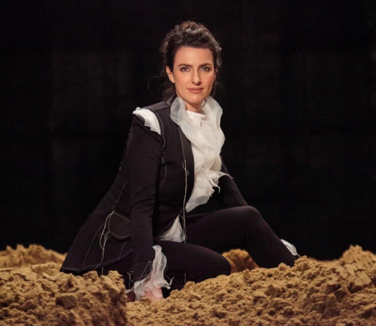 Anna Ratto retorna aos palcos com o show de seu sétimo álbum
