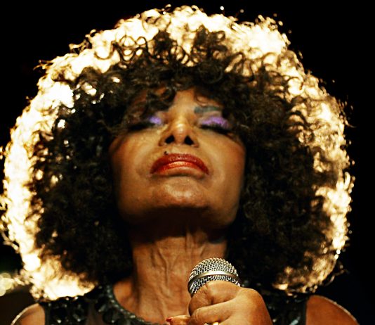 Elza Soares comemora seus 90 anos na live 