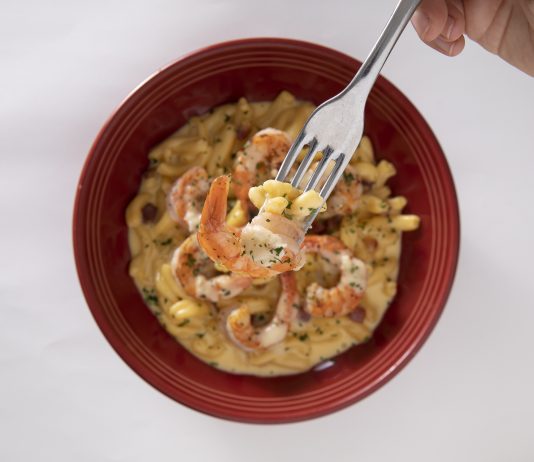 Abbraccio lança pratos com variações com o molho carbonara