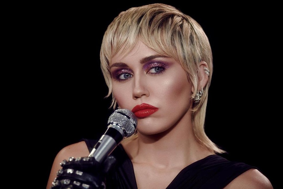 Miley Cyrus lança “Midnight Sky”, mostrando nova fase da cantora