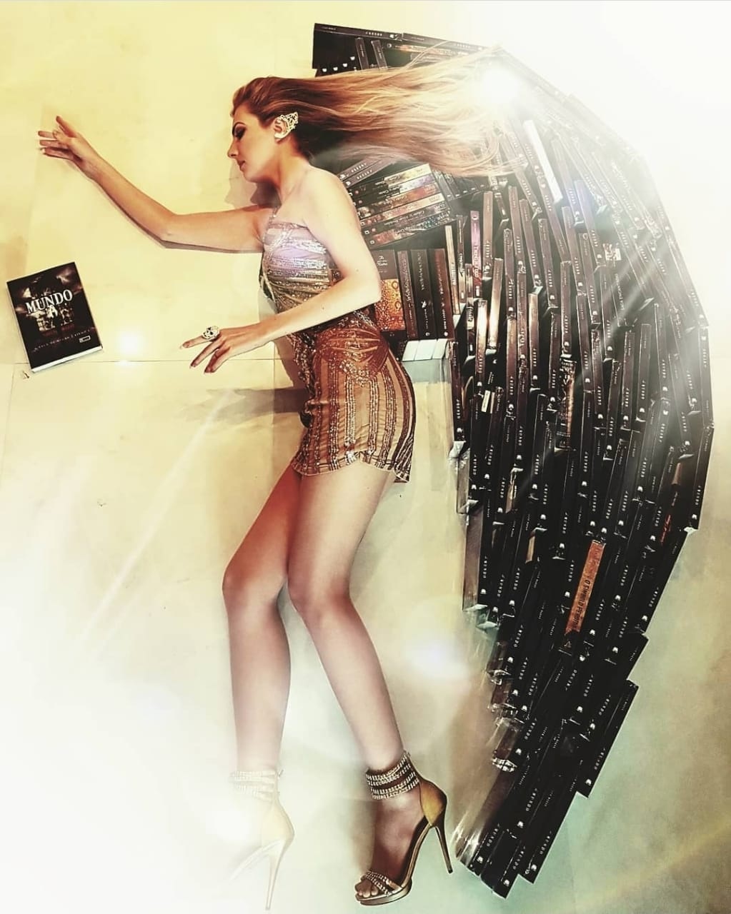 Sally Mazay assina contrato com o Grupo Editorial Coerência