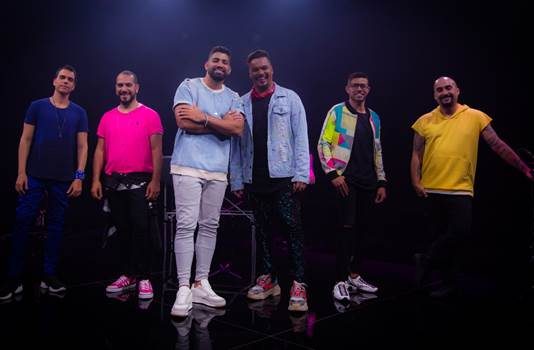 Dilsinho e Sorriso Maroto fazem apresentação exclusiva, em drive-in, juntos