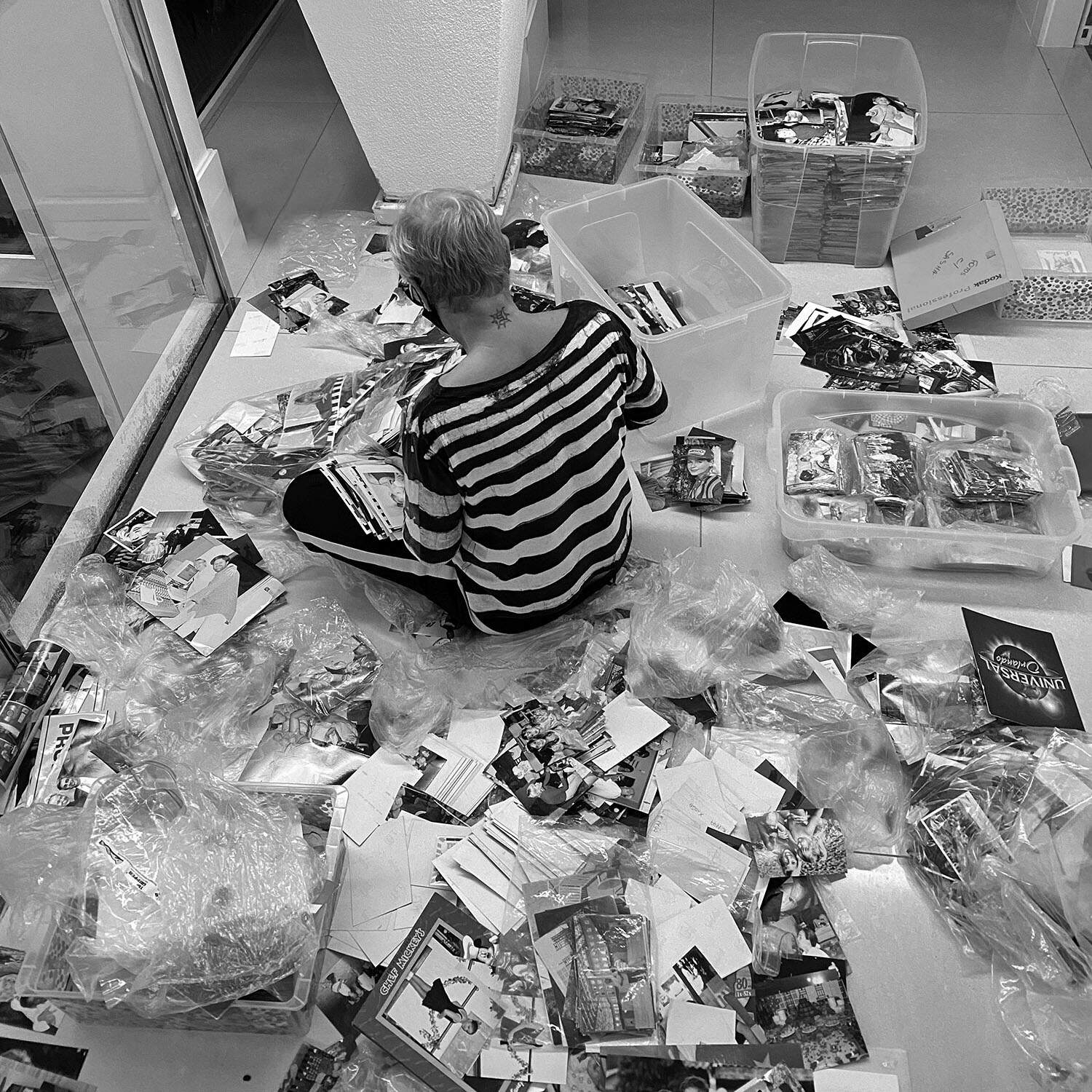 Xuxa revira baú para escolher fotos para o livro, 'Memórias'