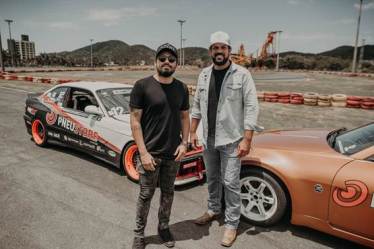 Fernando e Sorocaba faz Live nas pistas do Kartódromo Internacional Beto Carrero