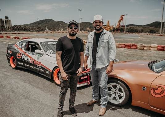 Fernando e Sorocaba faz Live nas pistas do Kartódromo Internacional Beto Carrero