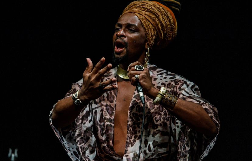Azizi mergulha no afrofuturismo em seu novo show