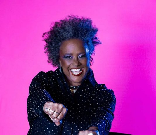 “80 – A Década do Vale Tudo” apresenta a década de 80, com a inconfundível cantora Sandra Sá como protagonista.