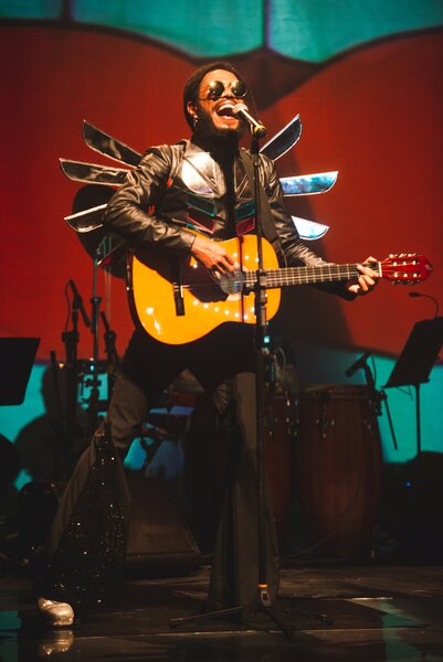 "Ícaro and The Black Stars"