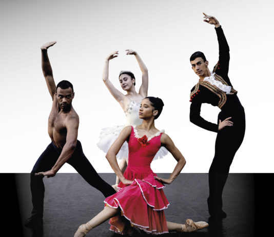 Bailarinos da Escola Estadual de Dança Maria Olenewa