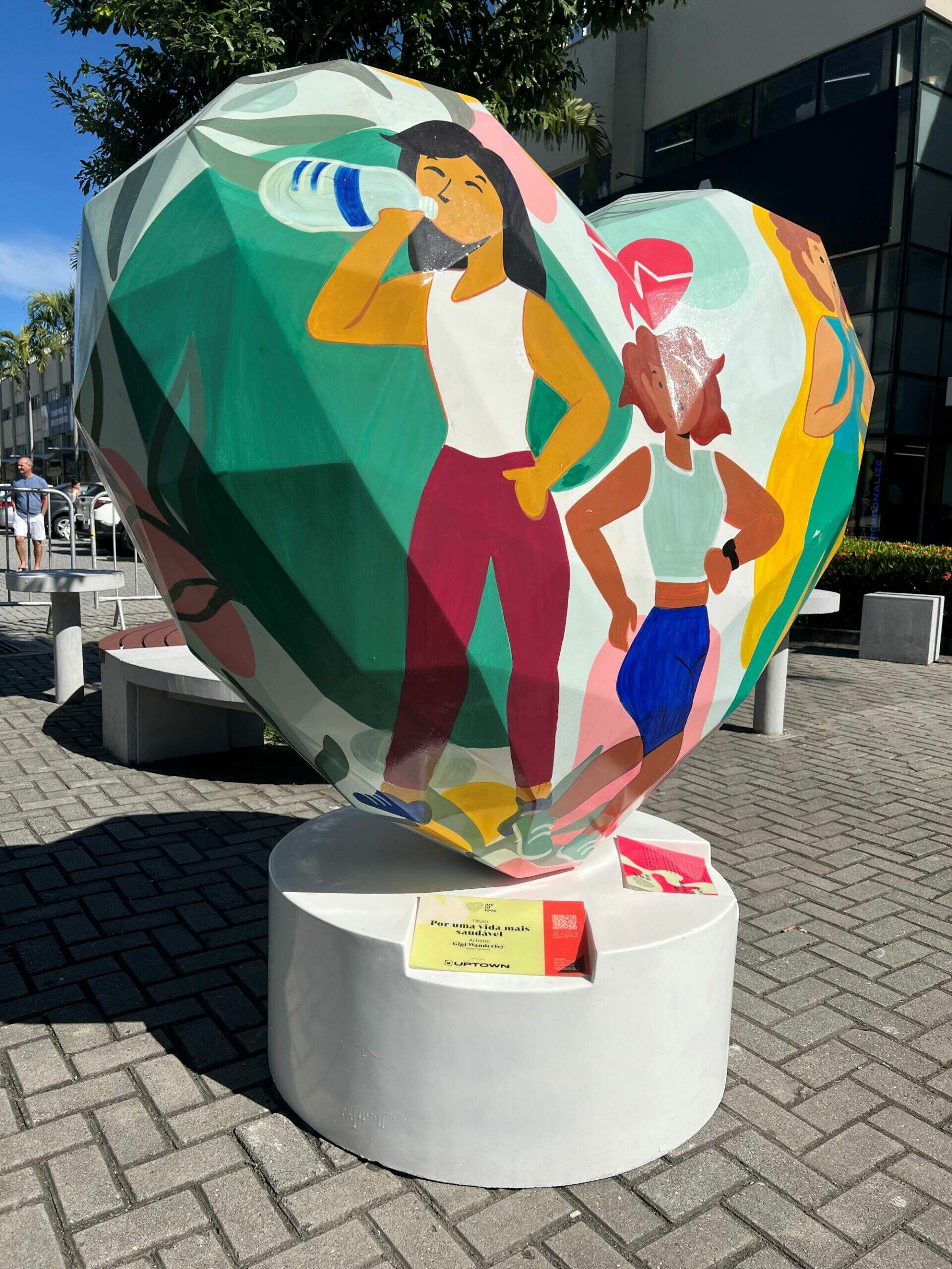 Exposi o de esculturas de cora o gigante s o espalhadas pelo uptown barra