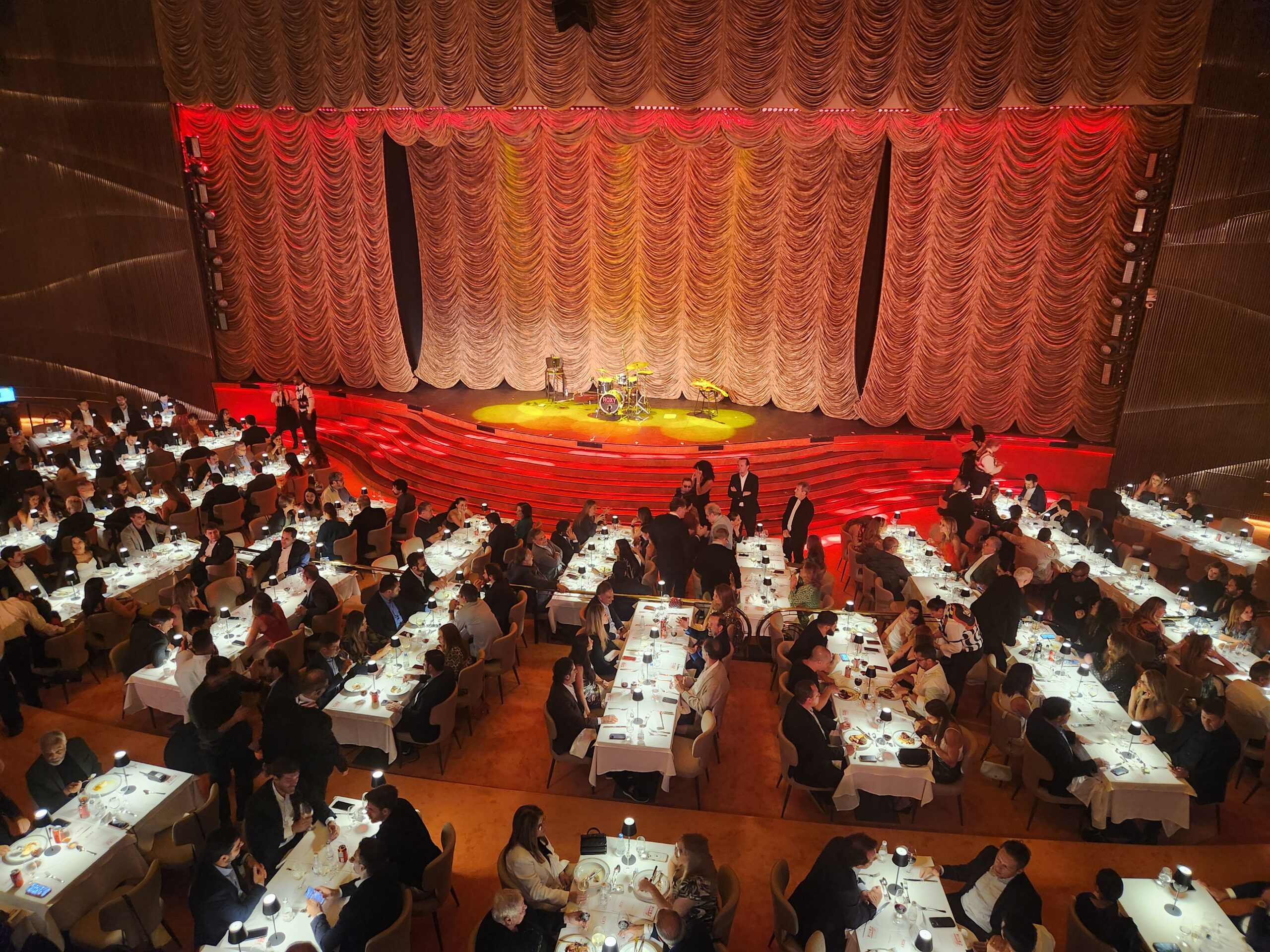 Roxy Dinner Show reúne gastronomia e teatro musical